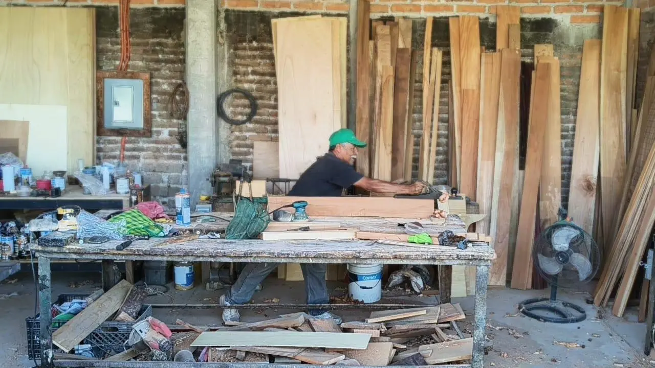 $!Raúl desarrolla con pasión la carpintería desde hace 45 años en Rosario