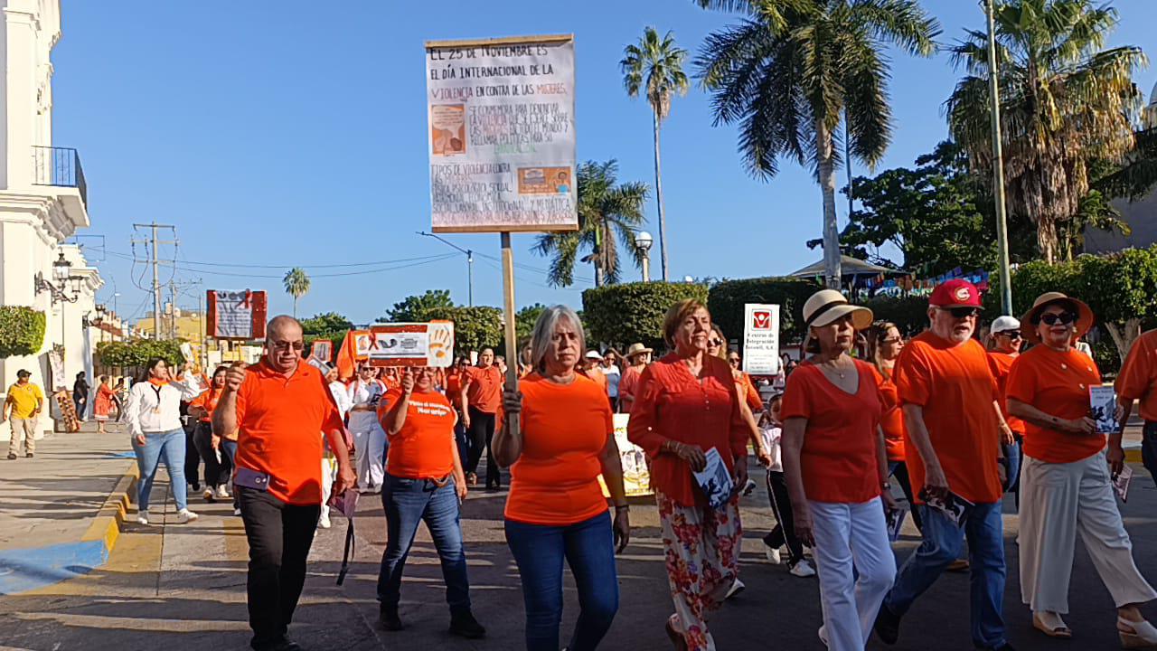 $!Marchan en Escuinapa para conmemorar el Día de la Eliminación de la Violencia contra la Mujer