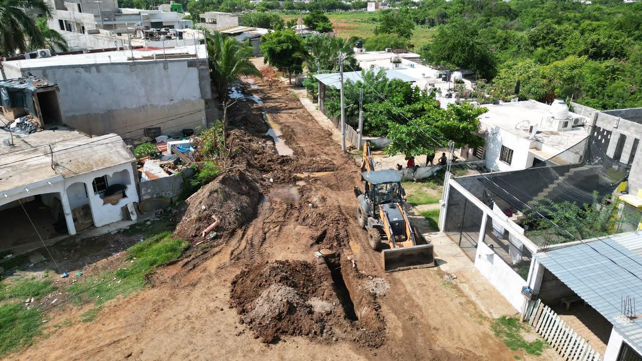 $!Evitando a la prensa, Estrella Palacios supervisa obra de pavimentación en Rincón de Mazatlán