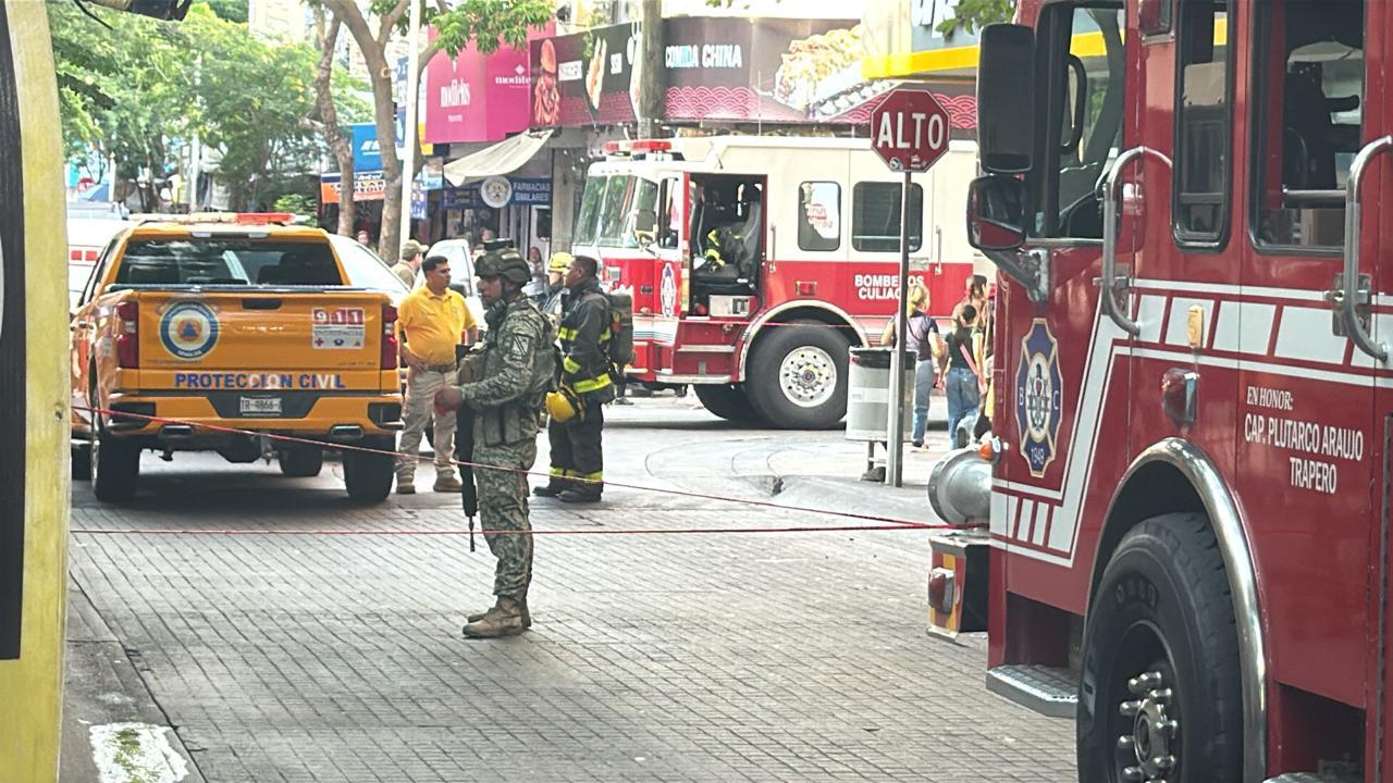 $!Conato de incendio en plaza comercial desata operativo en el Centro de Culiacán