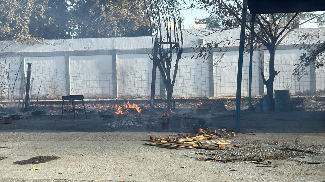 $!Incendio consume almacén de tarimas en el campo El 10, al sur de Culiacán