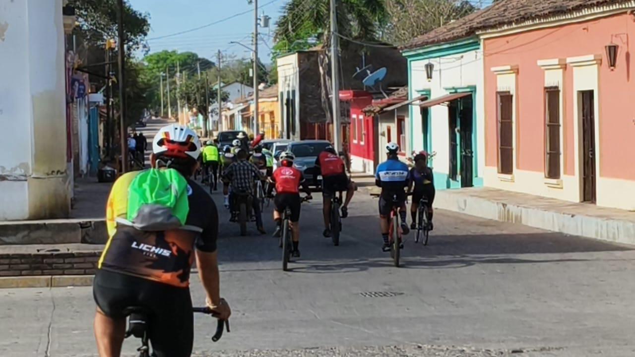 $!Grupo de 60 ciclistas pedalean de Escuinapa a Cacalotán, Rosario, por la recreación y la paz