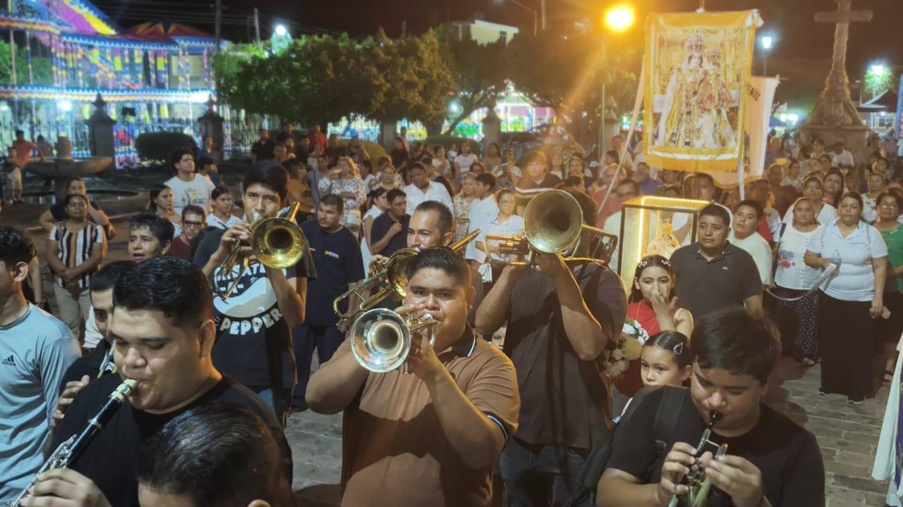 $!Peregrinan jóvenes y mineros en honor a la Virgen del Rosario