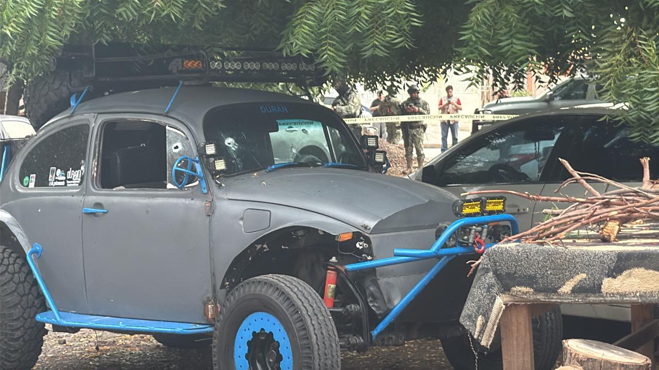 $!Hieren de bala a hombre en la Salvador Alvarado, Culiacán; dos automóviles también recibieron impactos