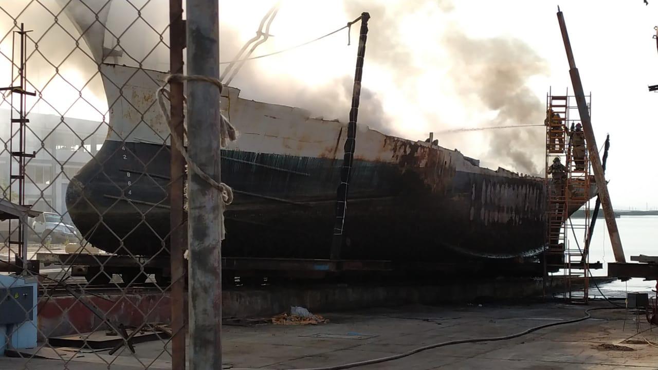 $!En astillero de Mazatlán arde ‘cascarón’ de barco cuando era desmantelado