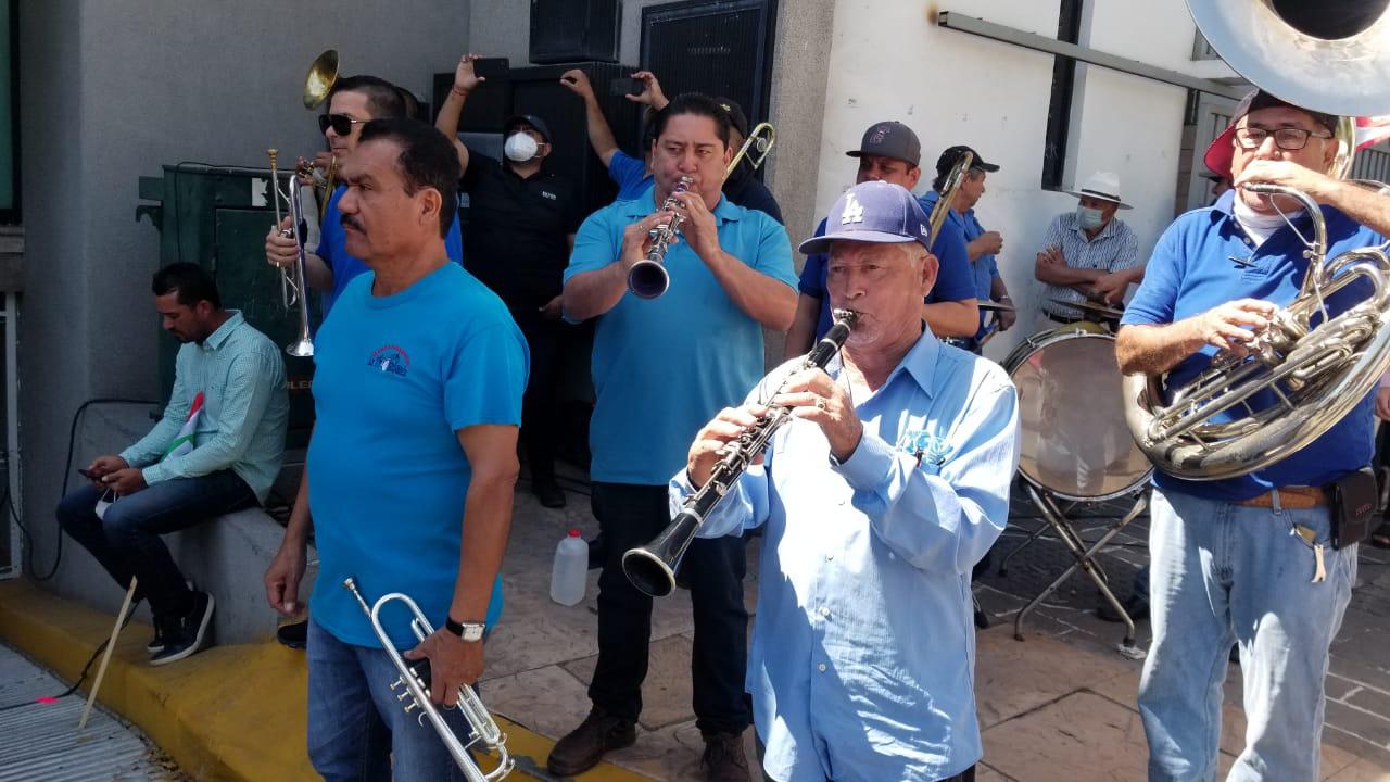 $!Con banda y sin sana distancia, se registra Mario Zamora ante el IEES por la Gubernatura