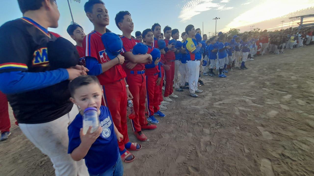 $!Peloteritos cantan el playbol en el Torneo Distrital