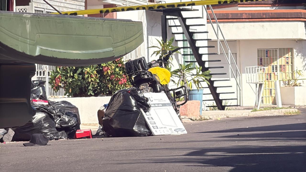 $!Asesinan a motociclista mientras revisaba bolsas de basura en la colonia Campiña, en Culiacán