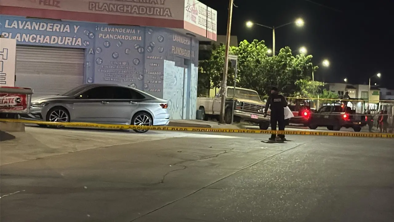 $!Matan a balazos a una joven dentro de un auto en Rincón Real, en Culiacán