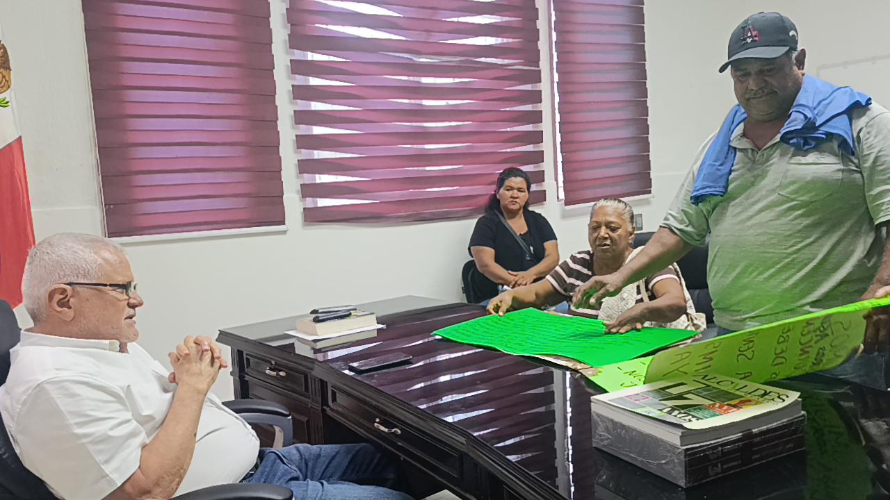 $!Se reúnen jubilados con Alcalde de Escuinapa; exigen solución a sueldos pendientes