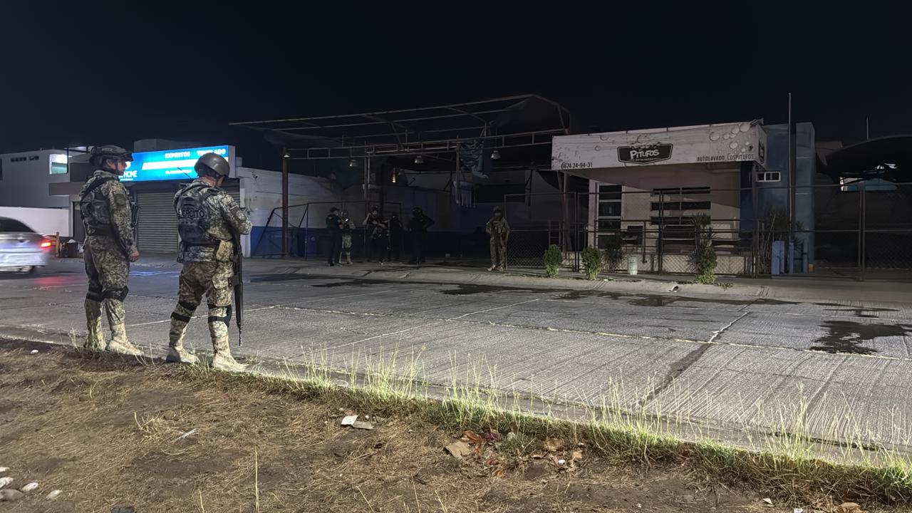 $!Vandalizan autolavado e incendian auto en su interior en sector Santa Elena, Culiacán