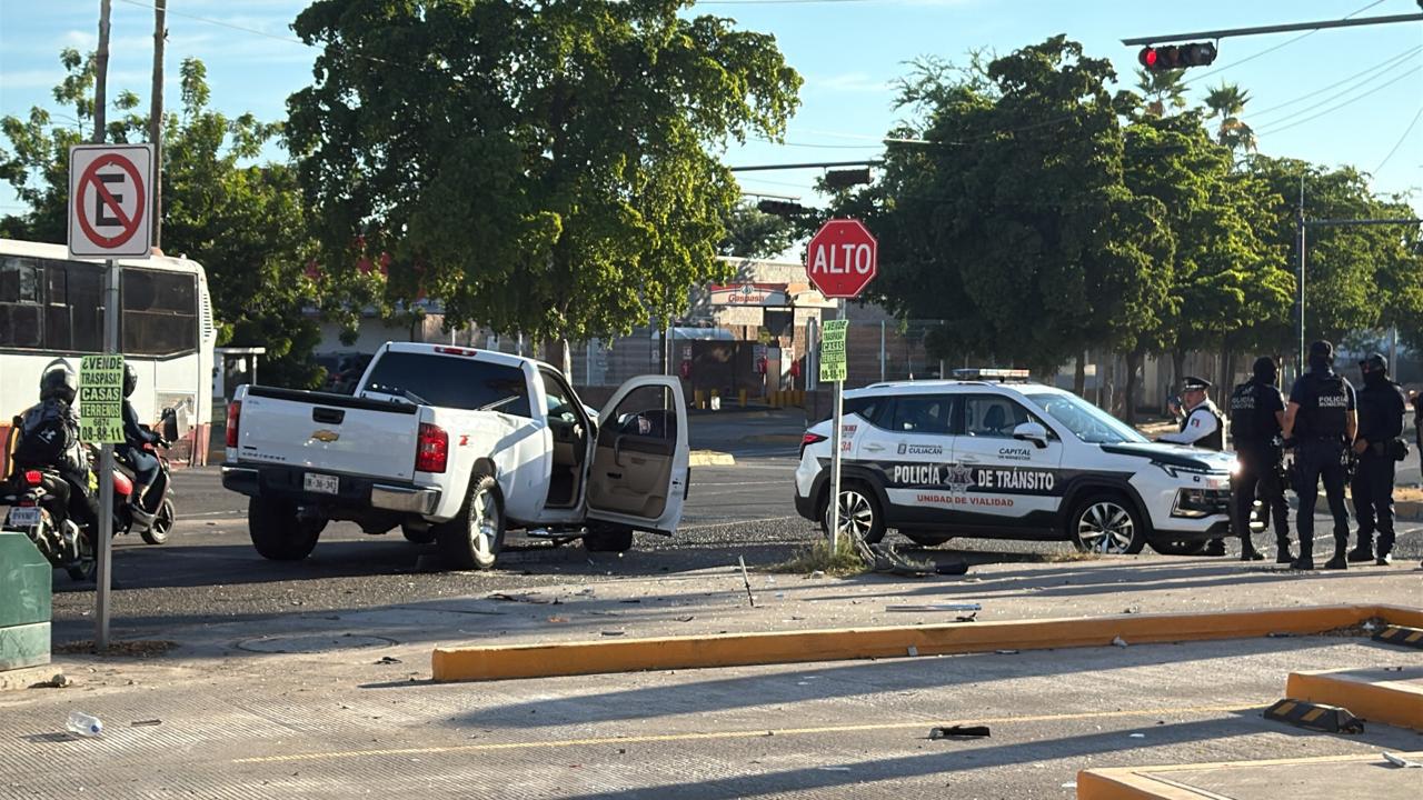 $!Patrulla de la Policía Municipal de Culiacán se estrella contra domicilio tras percance vial en el fraccionamiento Villas del Rio