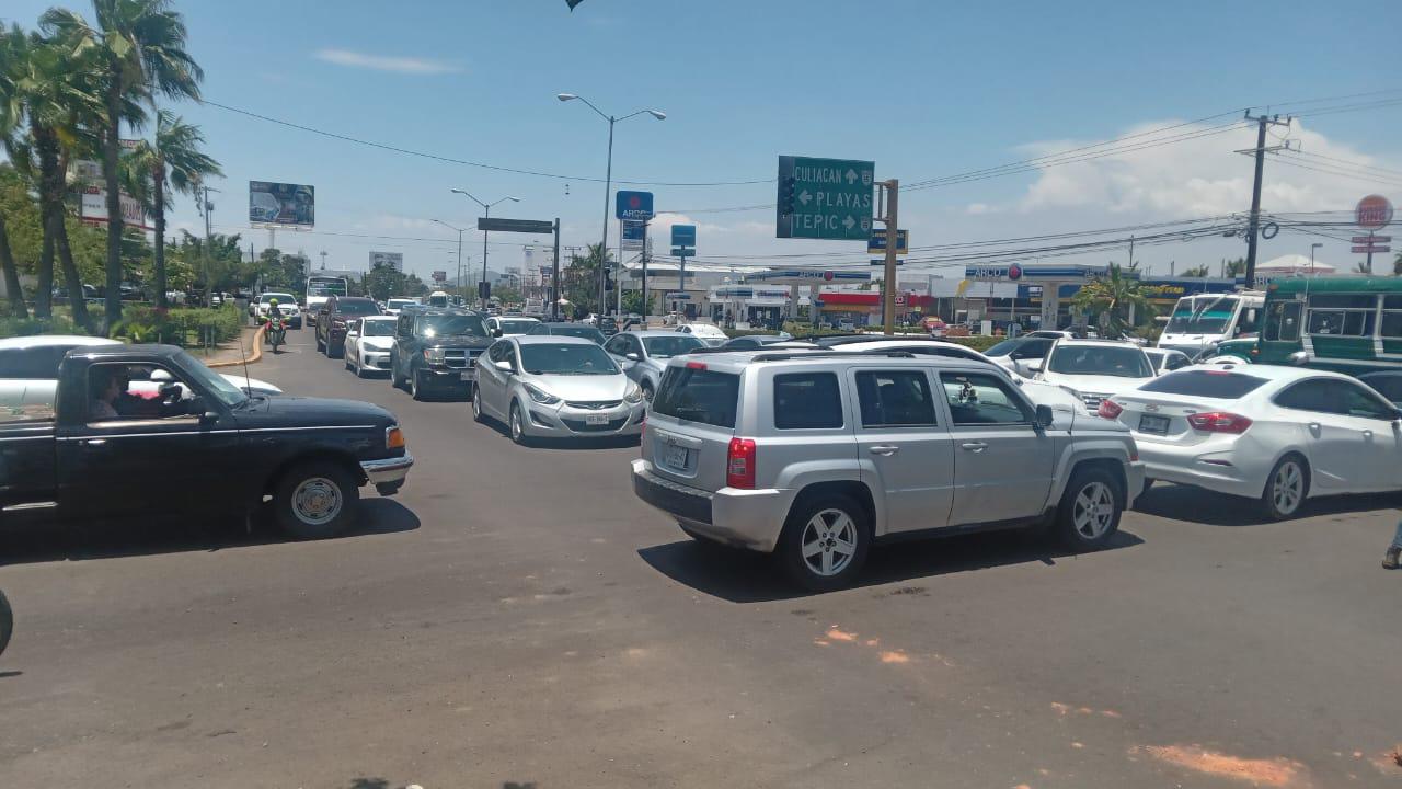 $!Ocasiona caos vial fallas en semáforo de Mazatlán