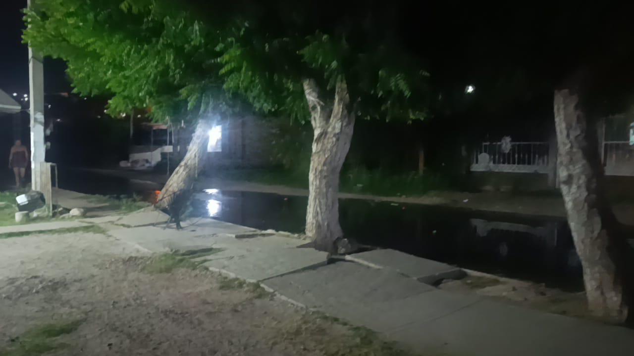 $!Denuncian vecinos en Escuinapa fugas de aguas negras y falta de alumbrado