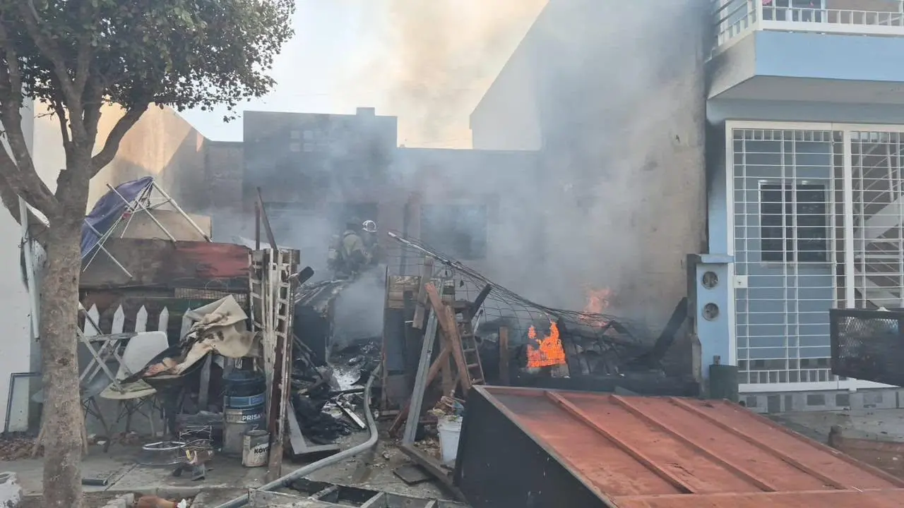 $!Consume fuego una casa habitación en Pradera Dorada IV, en Mazatlán