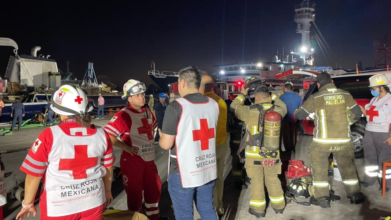 $!Se incendia barco atunero en los muelles cercanos a la zona del Parque Bonfil, en Mazatlán