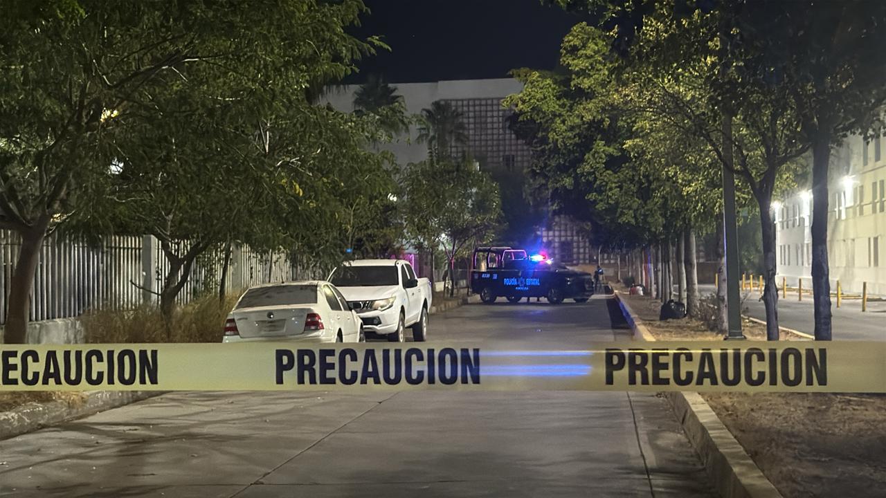$!Localizan cuerpo con huellas de violencia en la colonia Bonanza, frente a unas oficinas de gobierno de Culiacán