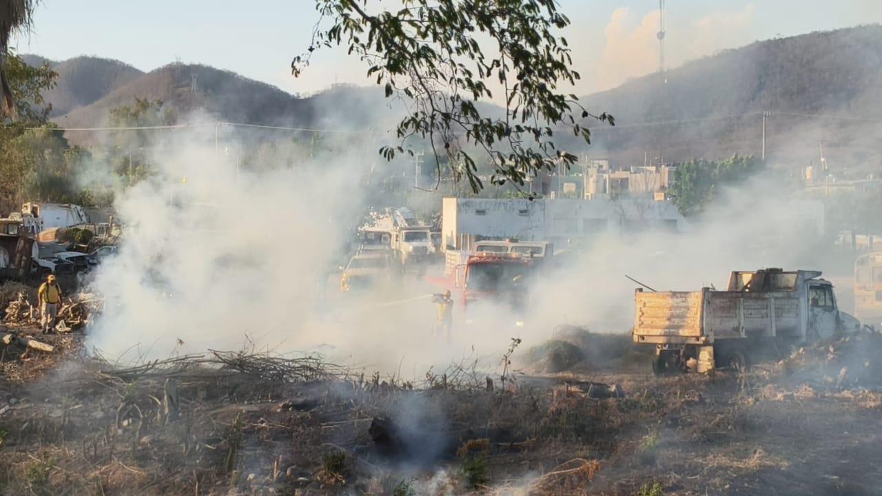$!Incendio de maleza amenaza a pensión y base de Seguridad Pública en Rosario