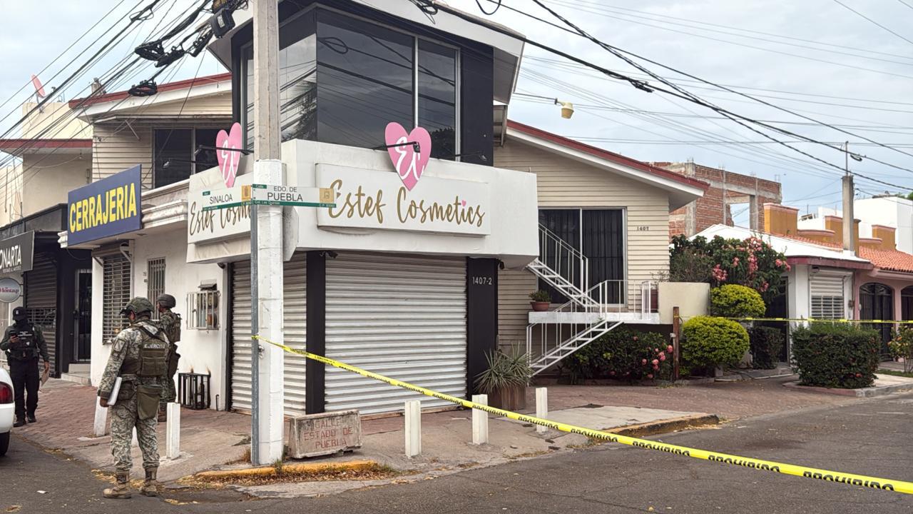 $!Atacan a balazos negocio de cosméticos en Las Quintas, en Culiacán; presentó tres impactos en la fachada