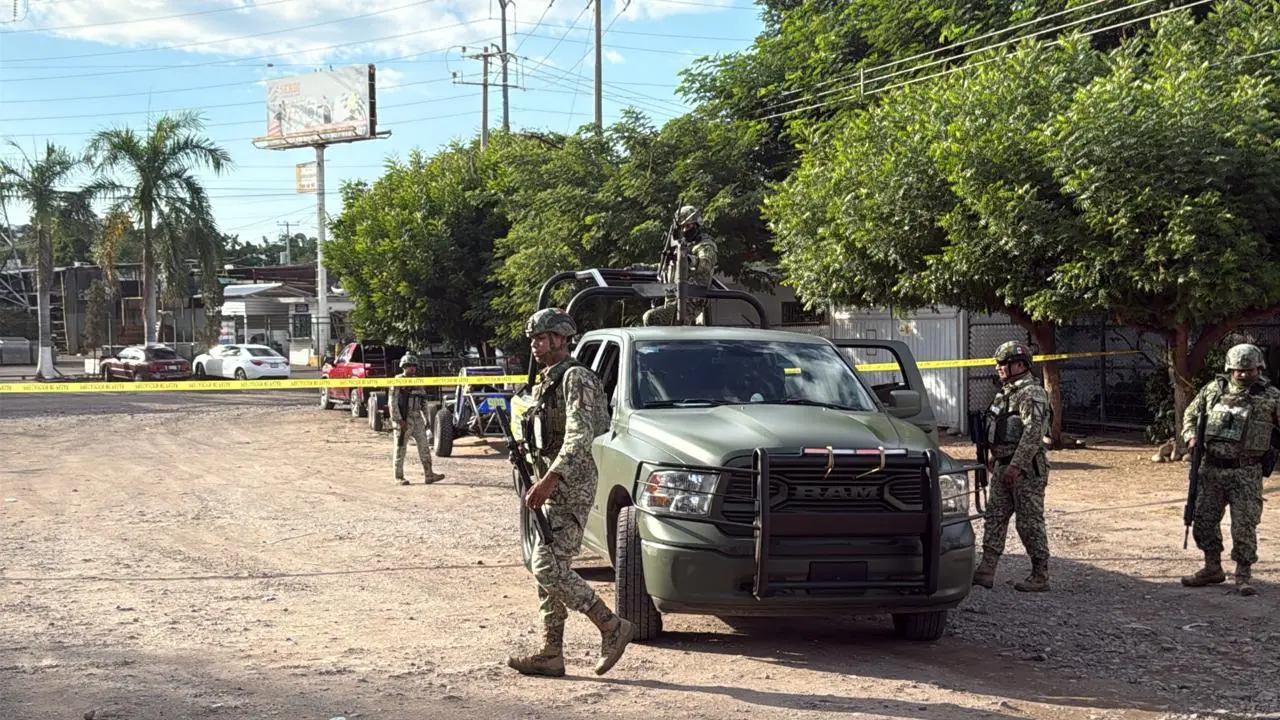 $!Ataque armado deja dos vehículos baleados en la Emiliano Zapata, en Culiacán