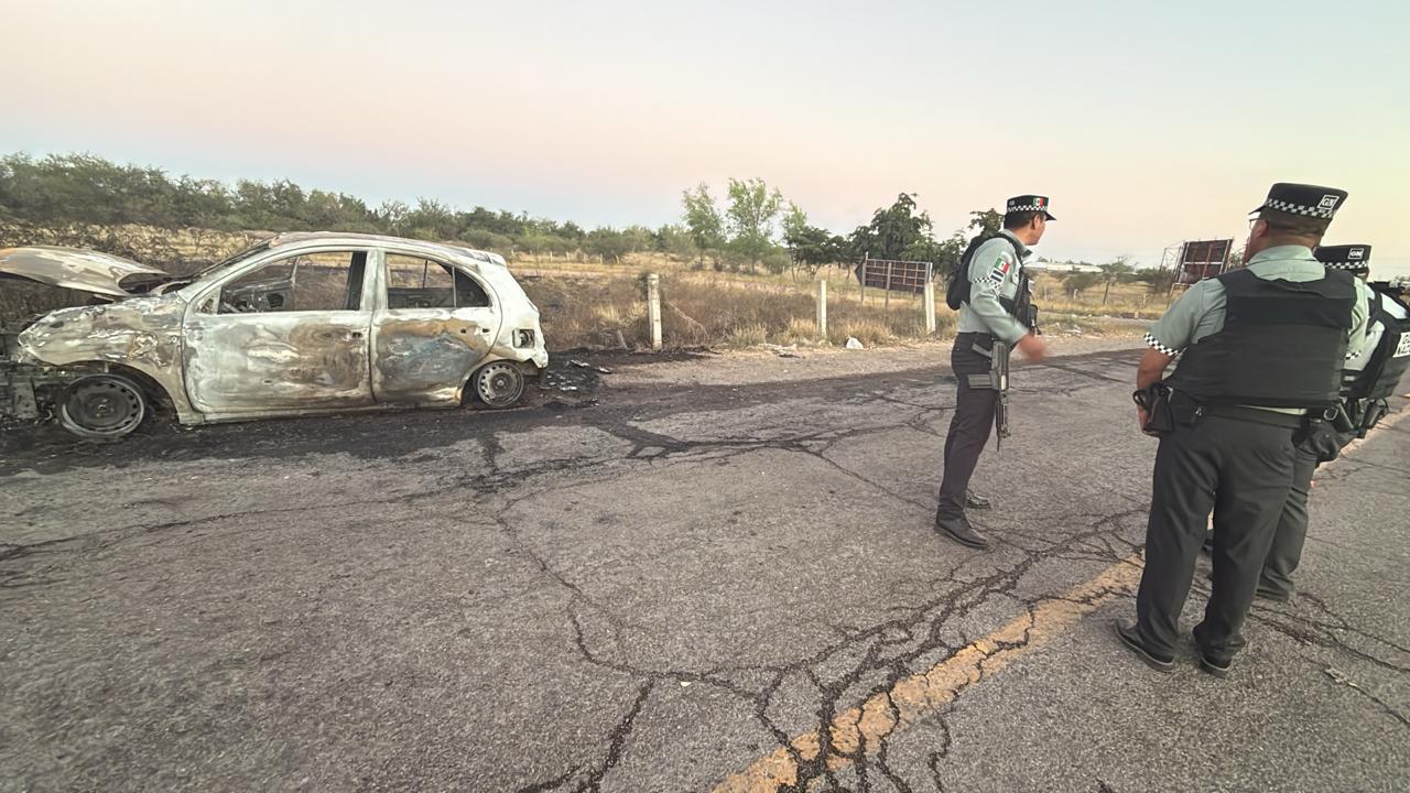 $!Se incendia automóvil en la Culiacán-Navolato; conductor resulta ileso