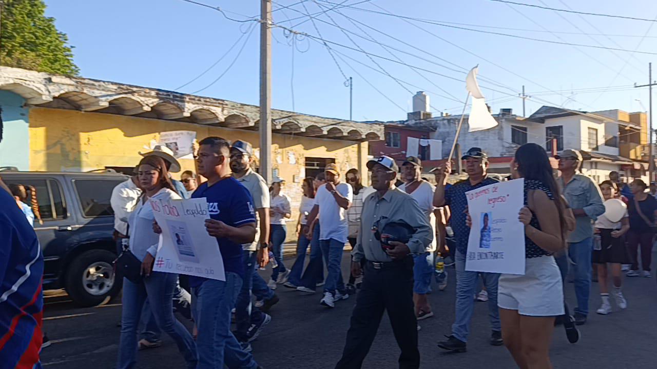 $!En Escuinapa, marchan por la paz y para pedir el regreso del constructor desaparecido