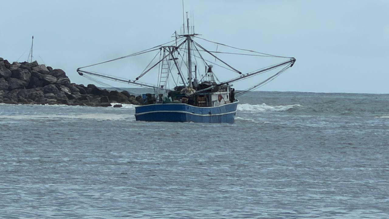 $!Comienzan a salir barcos camaroneros de Mazatlán vía lastre ante próxima temporada de capturas en altamar