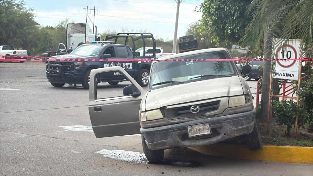 $!Matan a balazos a hombre a bordo de camioneta en gasolinera de Aguaruto, Culiacán