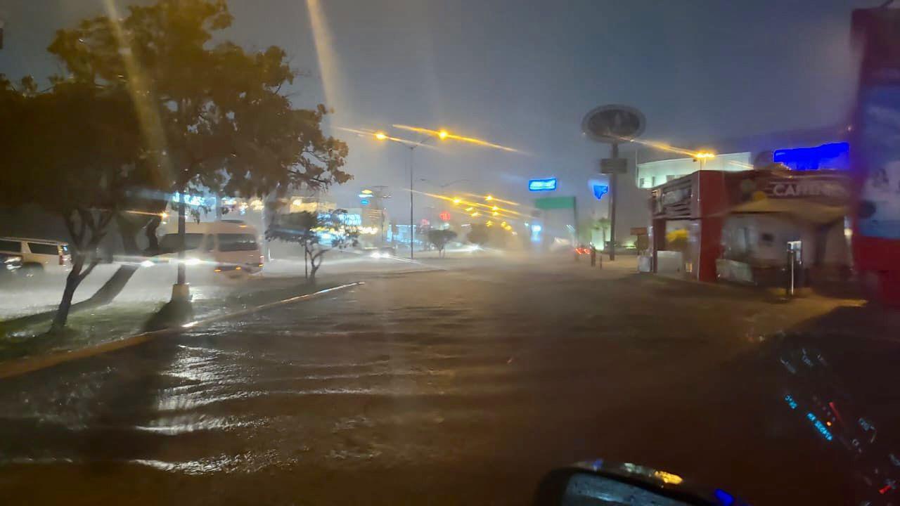 $!Autos varados y vialidades cerradas dejan lluvias del viernes en Mazatlán