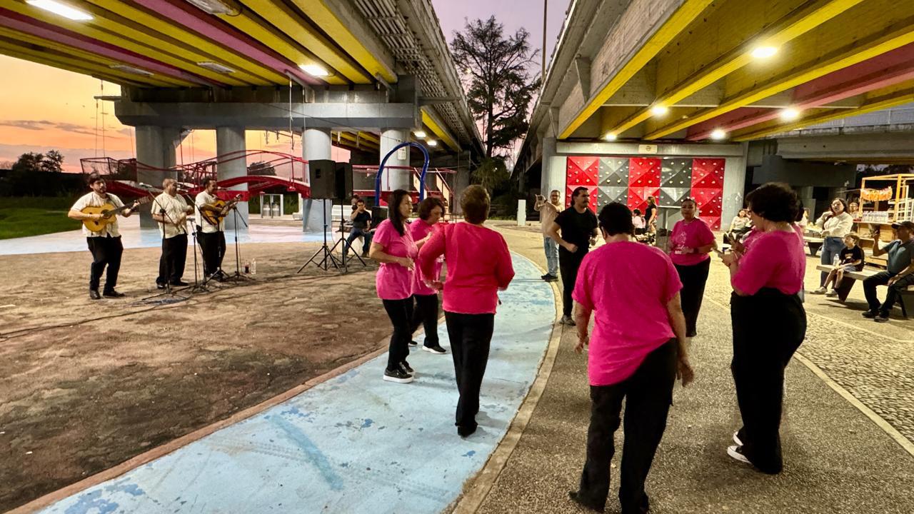 $!El público disfrutó de una tarde de música y convivencia familiar en el Parque Acuático.