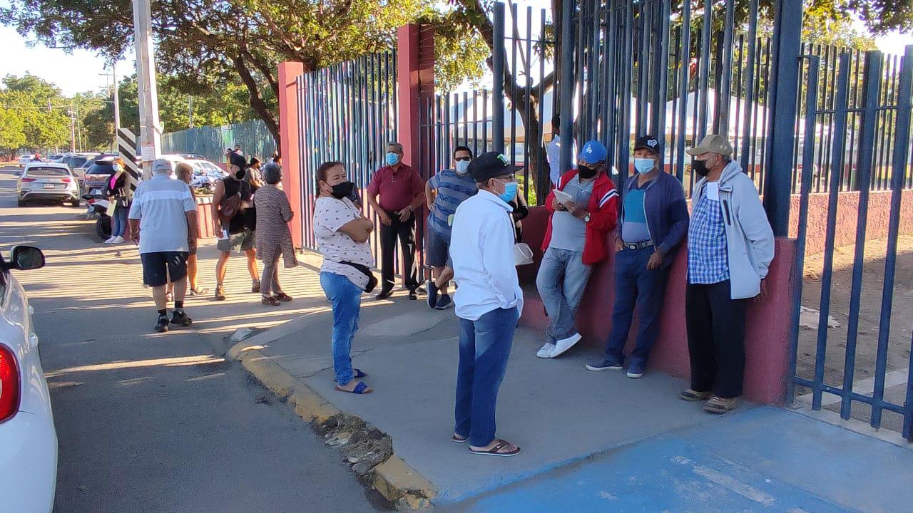 $!Fluye rápido jornada de vacunación en Polideportivo de la UAS, en Mazatlán; hay pocas personas
