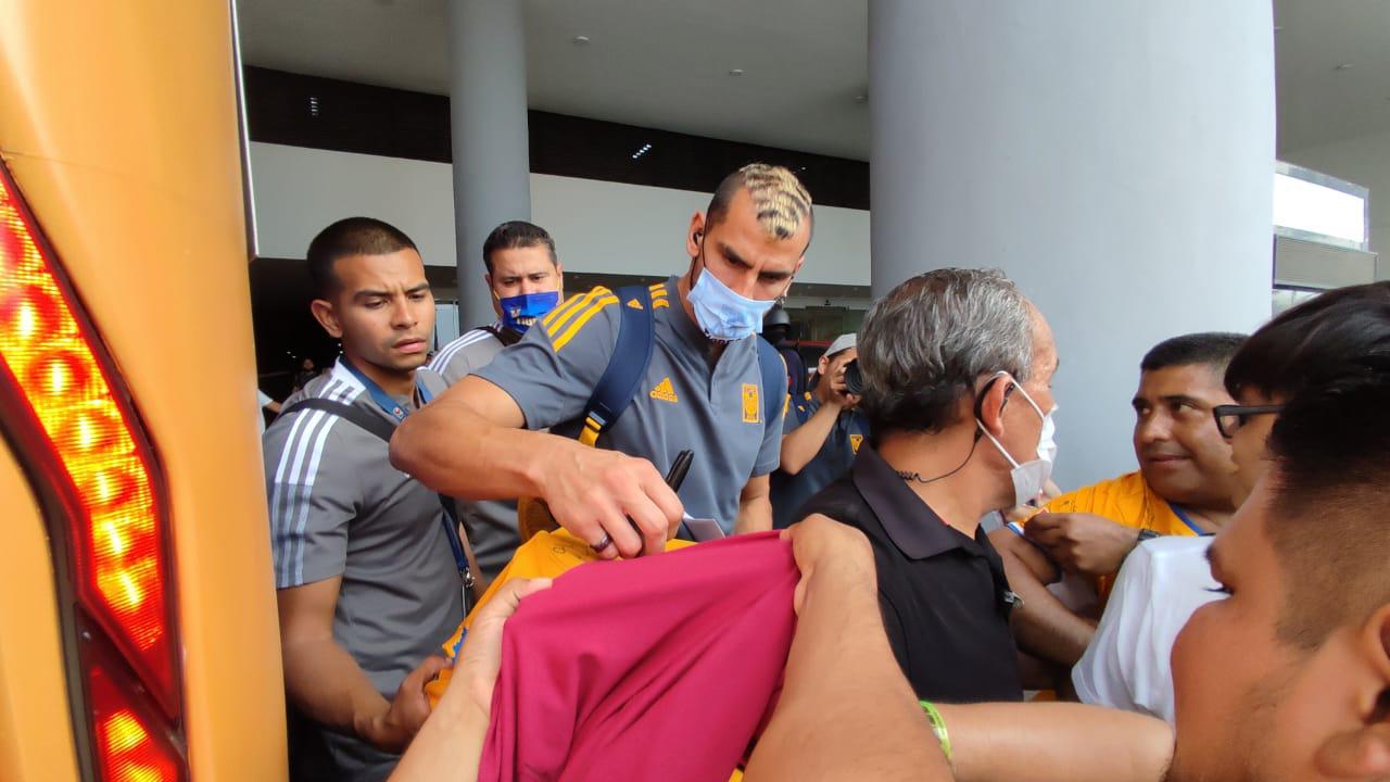 $!Gignac, Thauvin y Nahuel atienden a los aficionados de Tigres a su llegada a Mazatlán