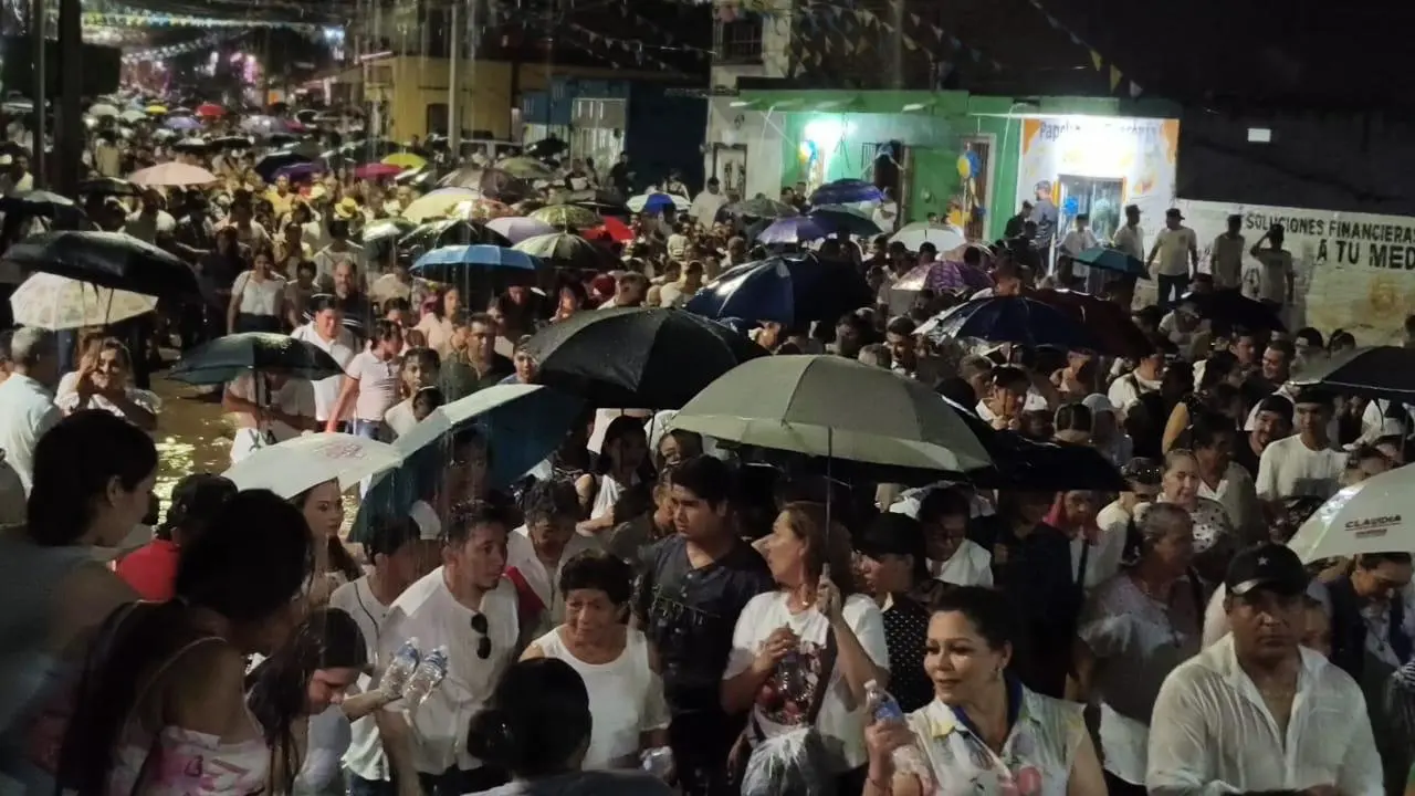 $!‘¡Viva la Virgen del Rosario!: feligreses celebran su fe pese a las lluvias