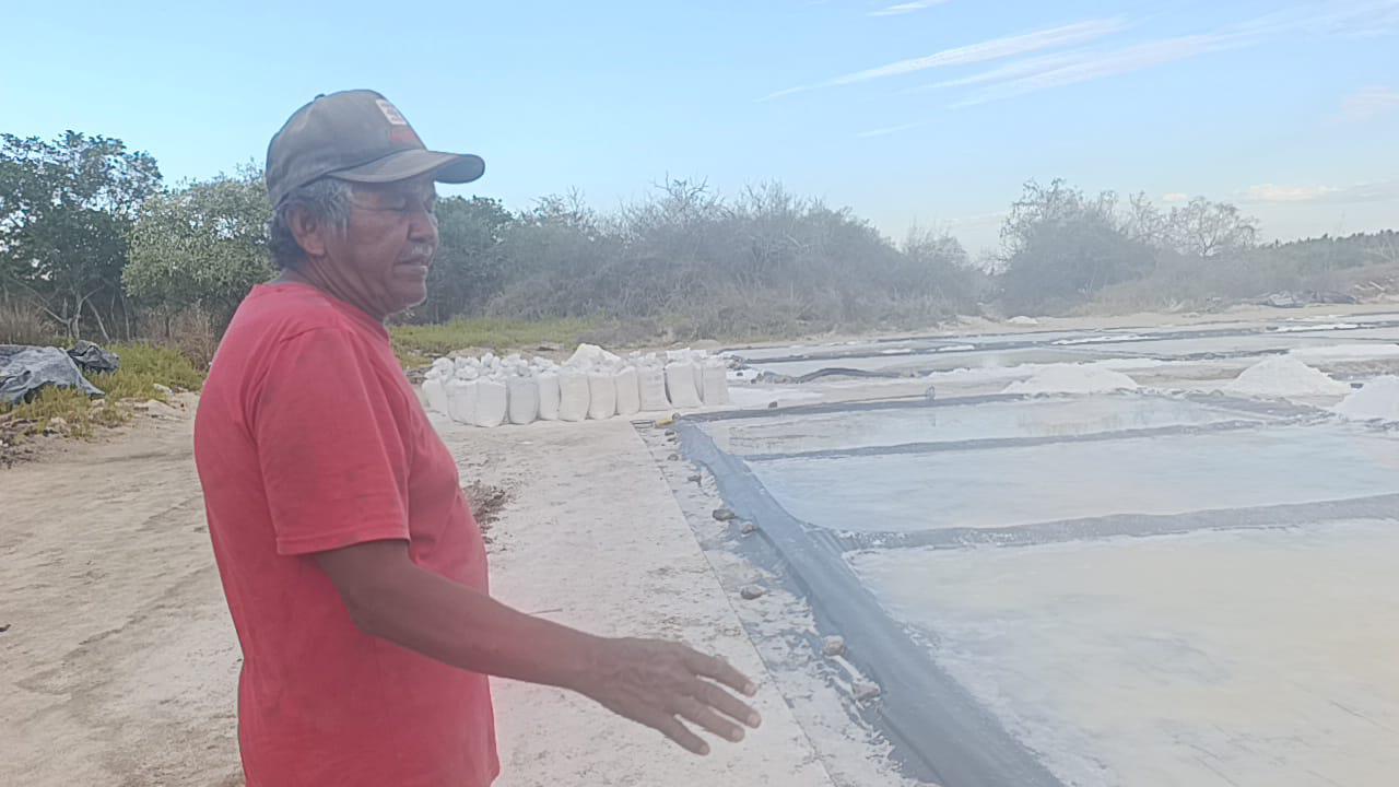 $!Lluvias frenan producción de sal en Escuinapa; salineros prevén una de las peores temporadas