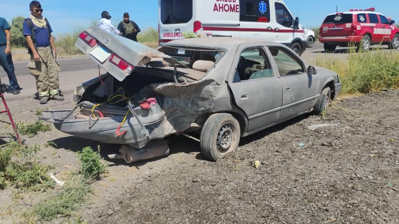 $!Vehículo oficial del DIF se incendia tras accidente en el Valle del Carrizo