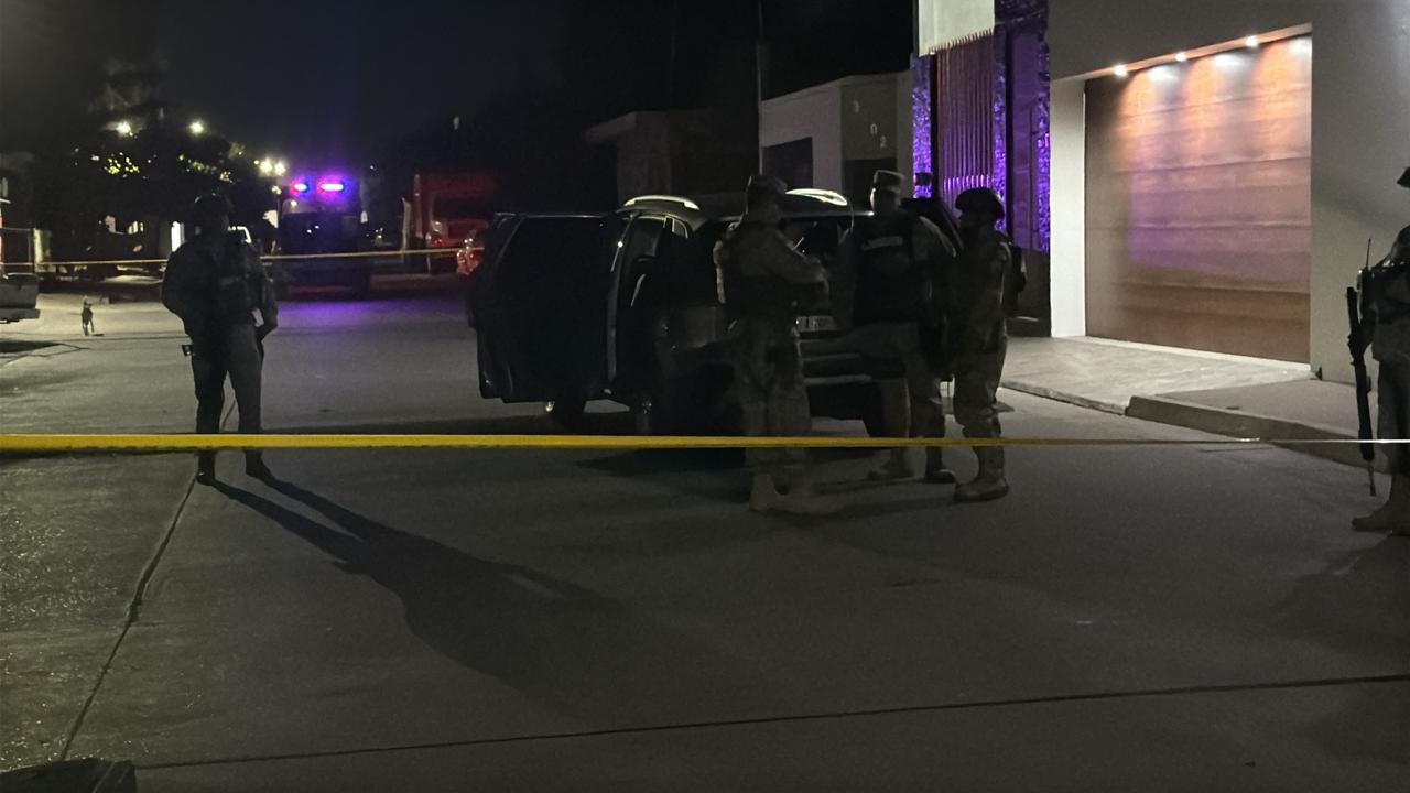 $!Deja balacera en Culiacán una camioneta abandonada con rastros de sangre y un vehículo averiado
