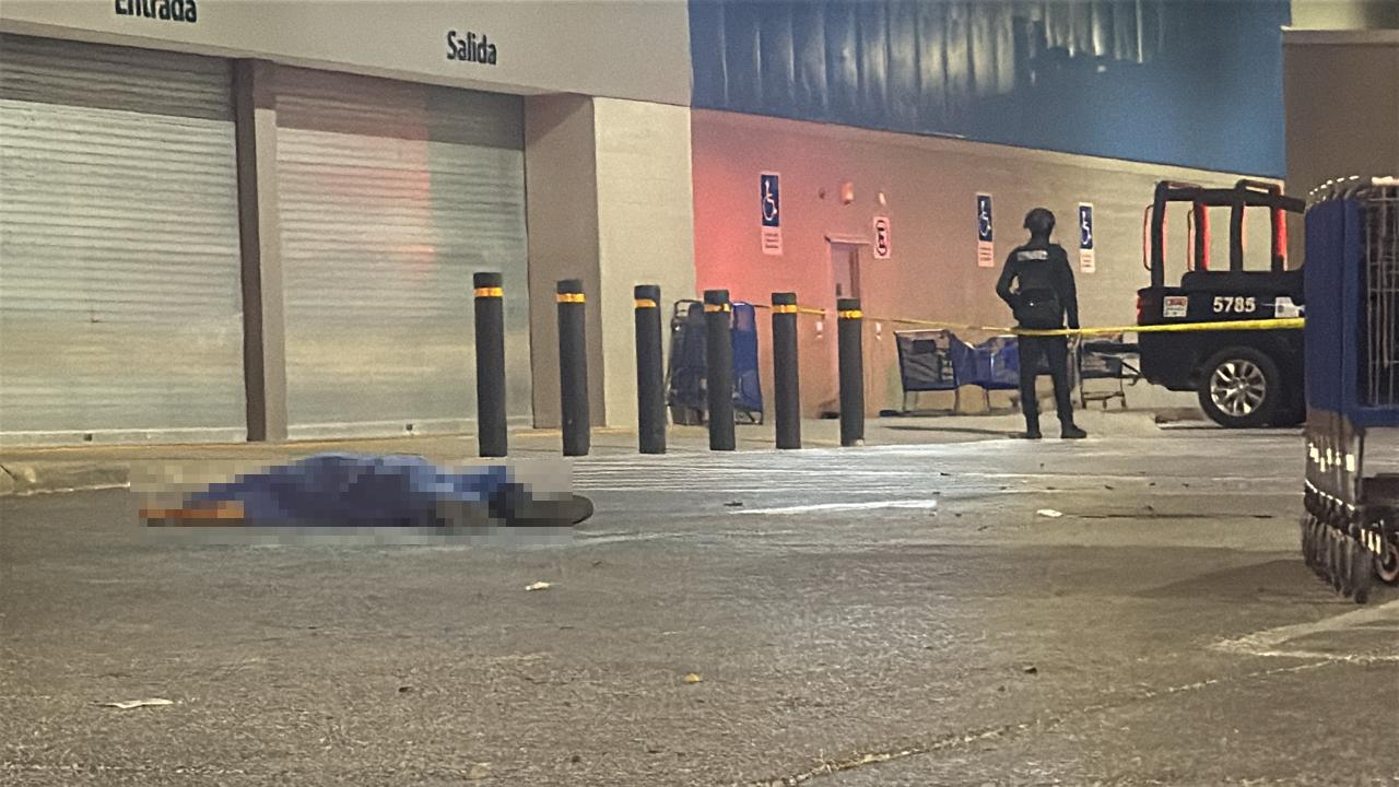 $!Asesinan a balazos a un hombre en estacionamiento de supermercado de La Conquista, en Culiacán