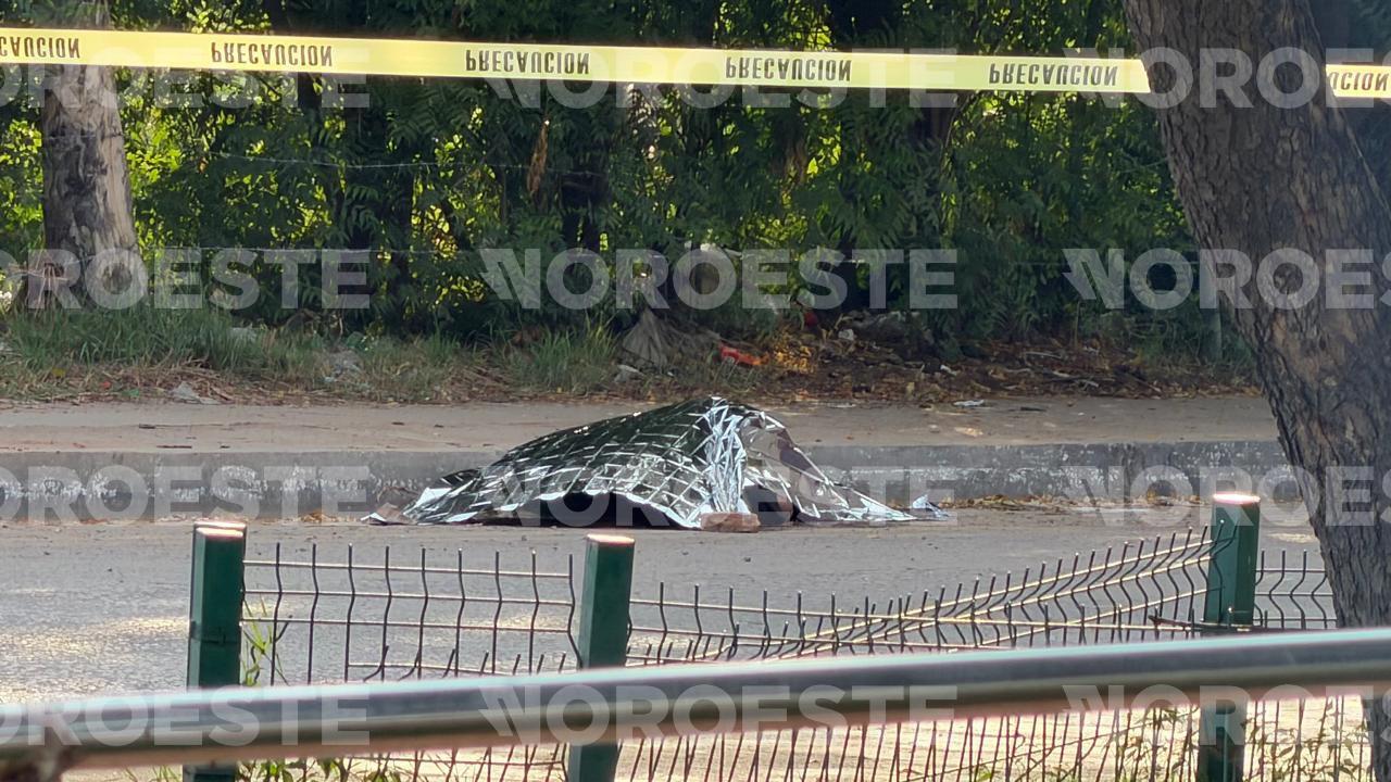 $!Tiran cuerpo de un hombre con huellas de violencia sobre el Libramiento II en Mazatlán