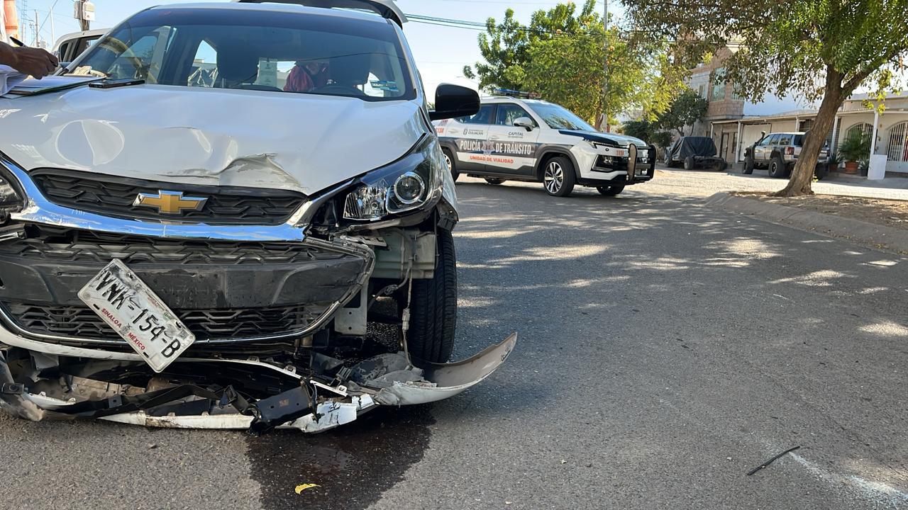 $!Accidente provoca volcadura en Terranova; no hay heridos, pero sí pérdidas materiales