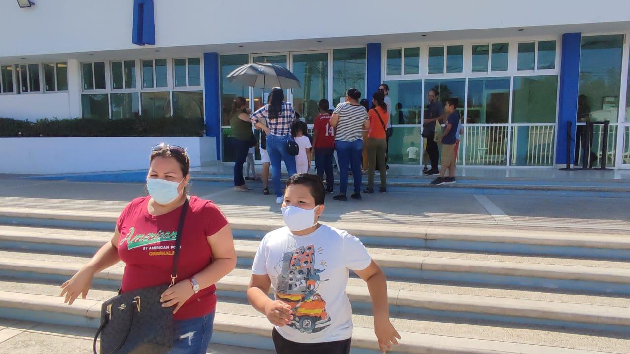 $!En Mazatlán menores van por la vacuna contra el Covid, pero se regresan sin ser vacunados porque se agotaron las dosis
