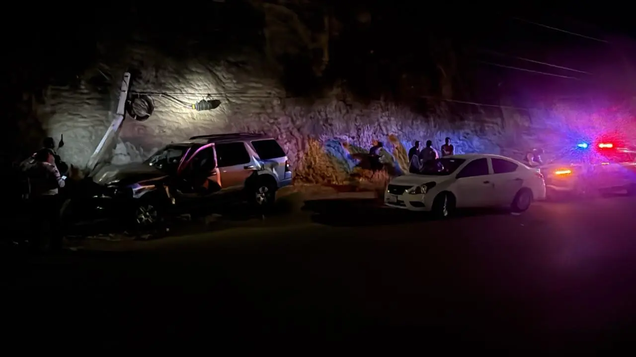 $!Choca camioneta contra poste de telefonía sobre la Calzada de las Torres, en Culiacán