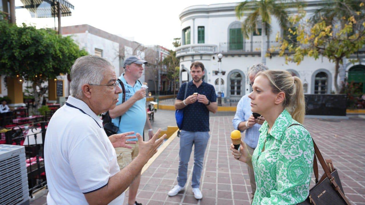 $!Muestran a comitiva alemana la historia del Centro Histórico de Mazatlán