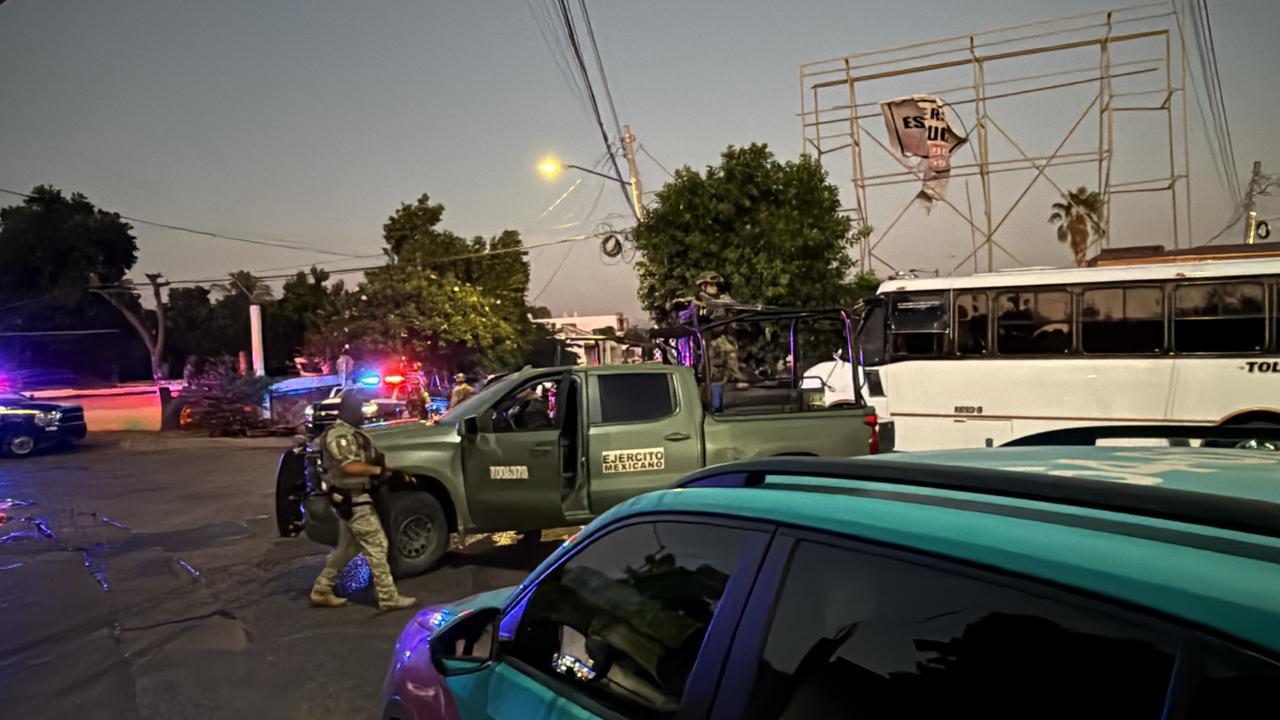 $!Durante persecución en Culiacán, militares capturan a dos civiles, pero chocan contra un camión urbano