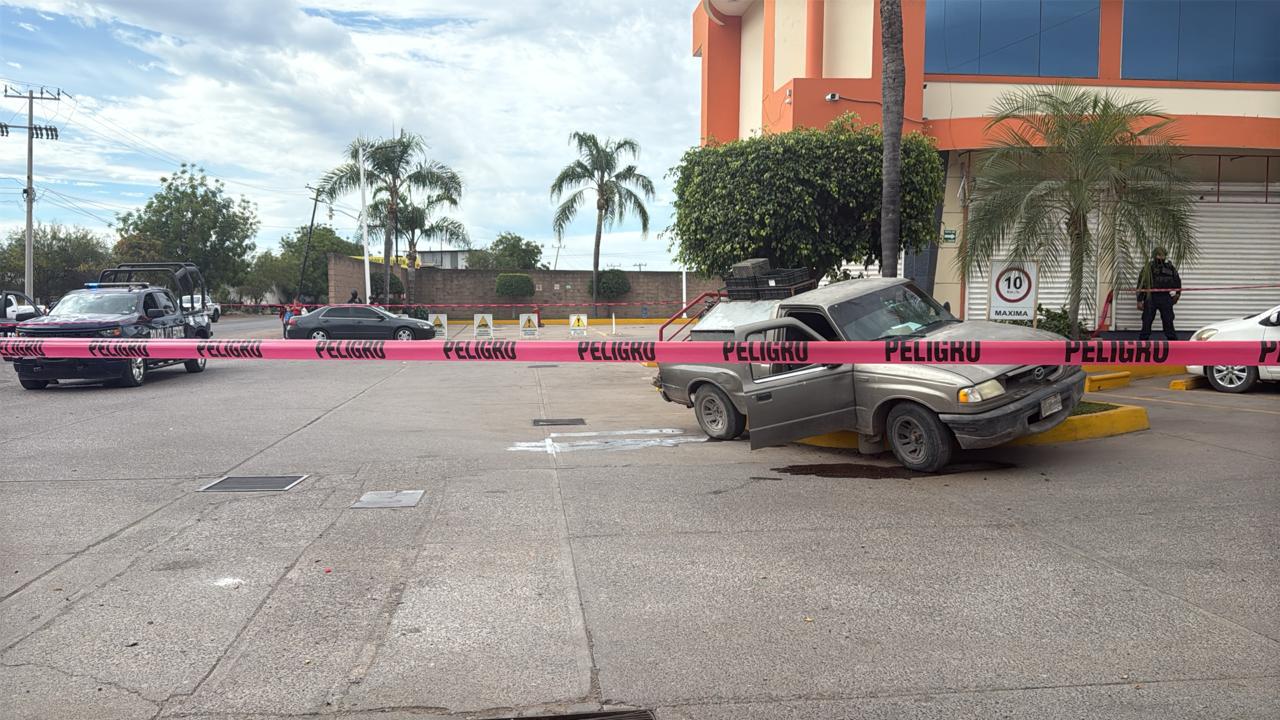 $!Matan a balazos a hombre a bordo de camioneta en gasolinera de Aguaruto, Culiacán