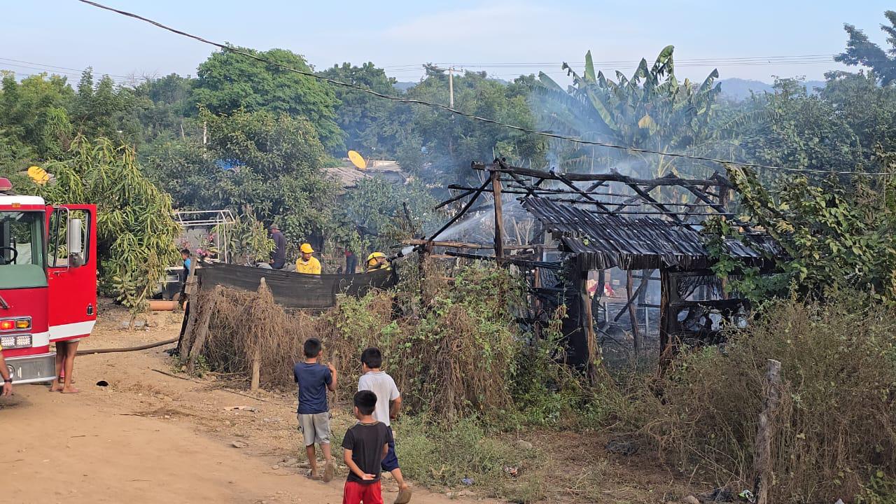 $!Incendio reduce a cenizas vivienda de lámina en Chilillos, Rosario