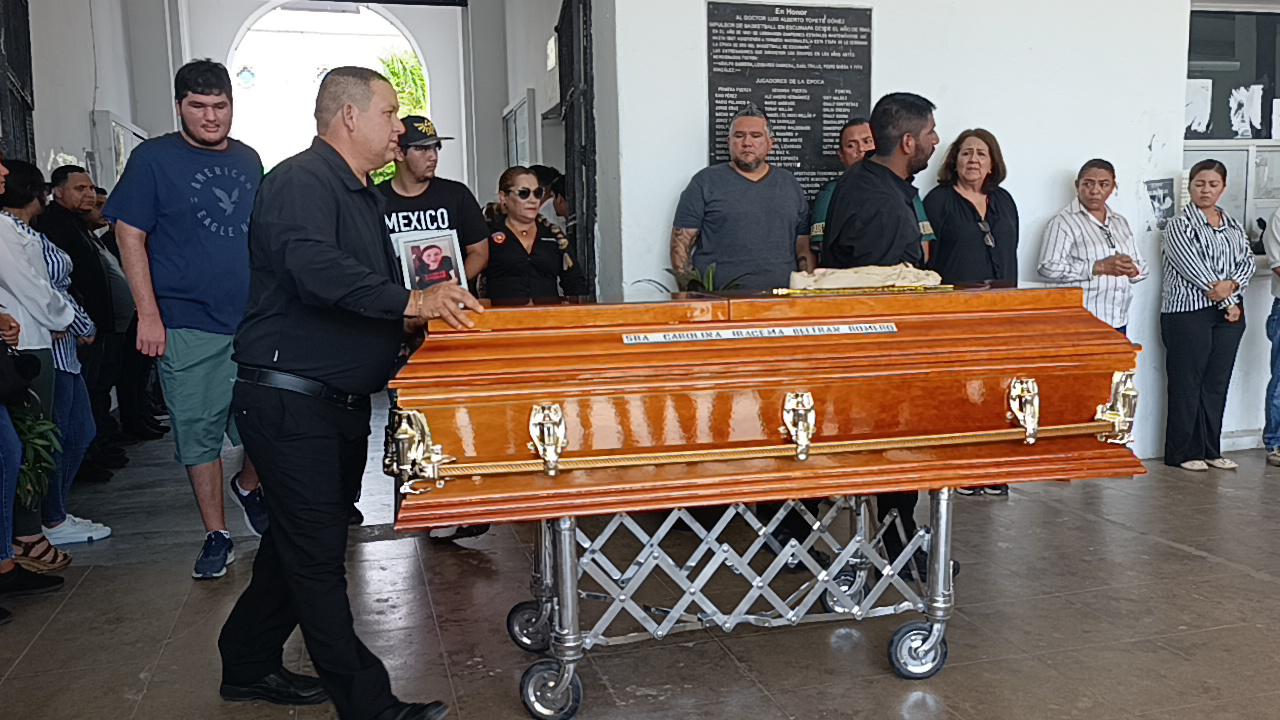 $!‘No lo merecía’: Entre lágrimas y un profundo dolor, Escuinapa da el último adiós a Carolina Beltrán