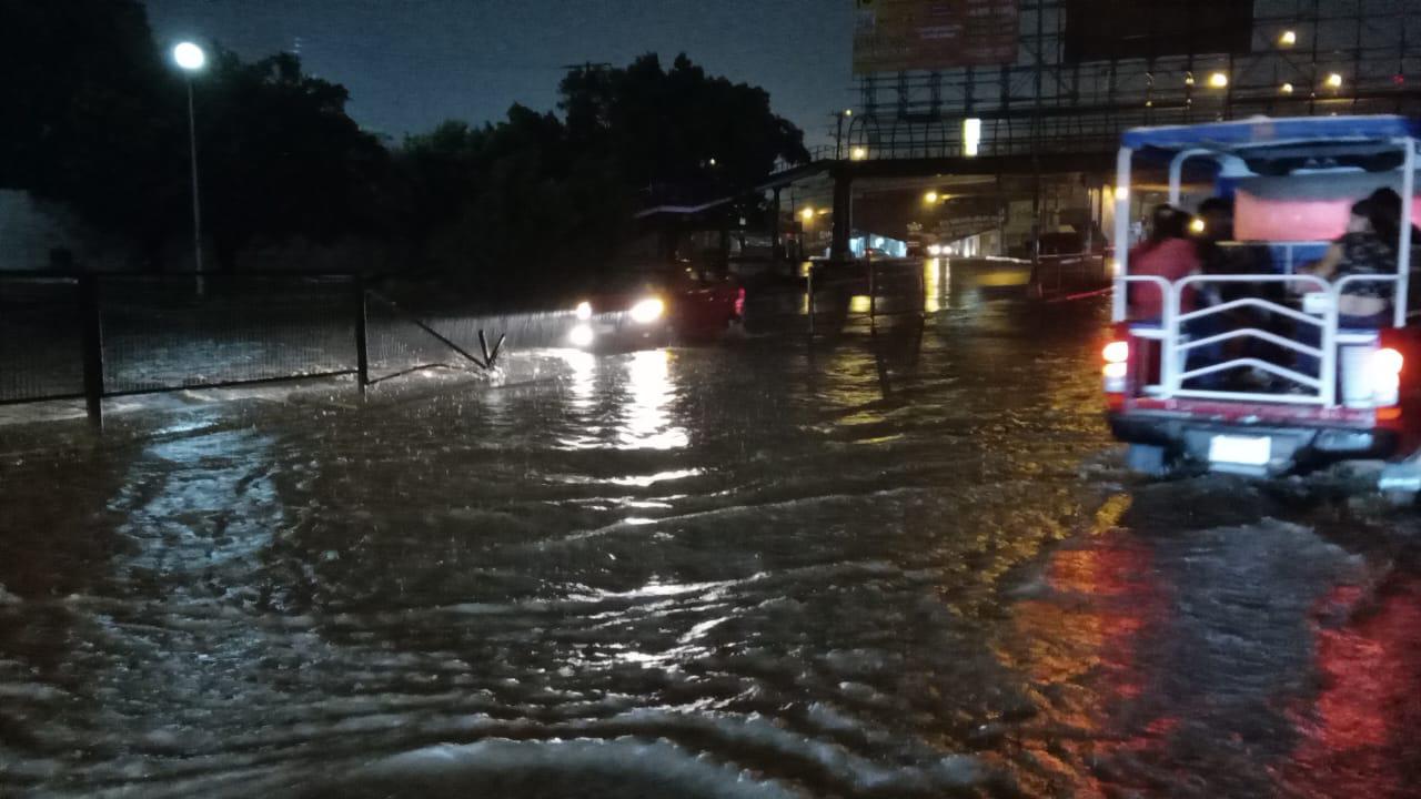 $!Cae lluvia en Mazatlán con actividad eléctrica