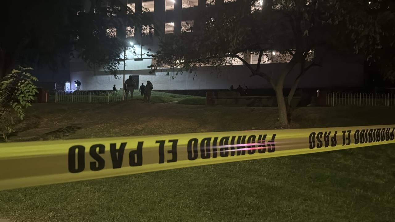 $!Asesinan a dos jóvenes a espaldas de unos departamentos y plaza comercial del sector Tres Ríos, en Culiacán