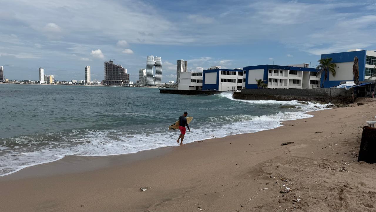 $!Tras disminución en oleaje, reabren 40% de las playas en Mazatlán