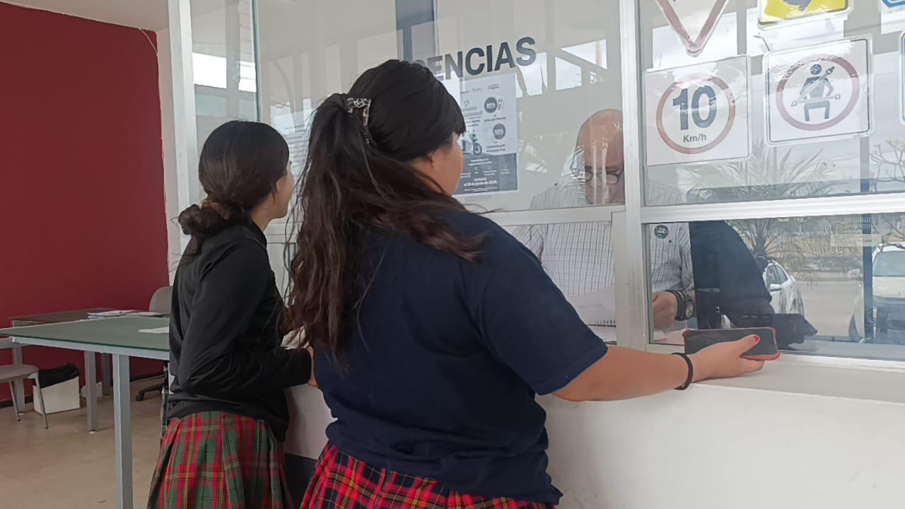 $!Expiden cerca de 50 licencias de aprendiz a jóvenes para que circulen en motocicleta en Escuinapa